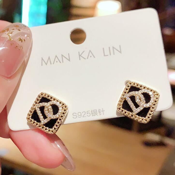 Wholesale Tassel Designer Brand Letters Stud Earring Luxury Gold Silver Charm Pendant Earrings Top Quality Crystal Rhinestone Women Wedding Party Jewelry for Gift
Wholesale Tassel Designer Brand Letters Stud Earring Luxury Gold Silver Charm Pendant Earrings Top Quality Crystal Rhinestone Women Wedding Party Jewelry for Gift