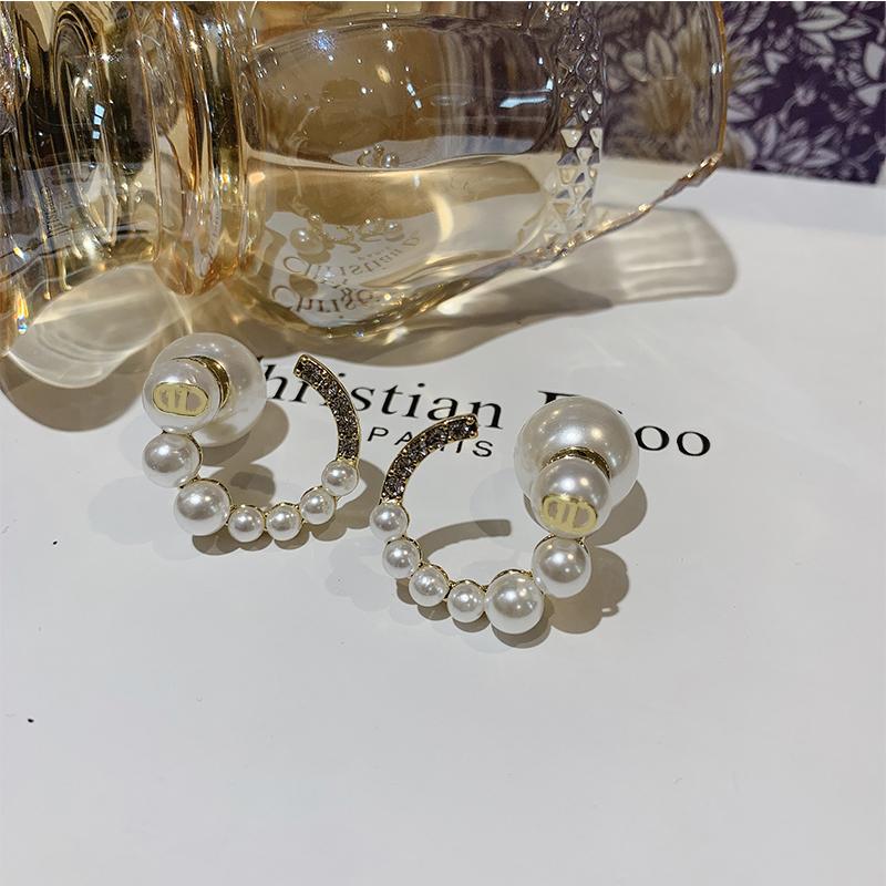 D family Pearl Earrings women's 2021 new fashion temperament net red simple letter advanced sense pure silver anti allergy
D family Pearl Earrings women's 2021 new fashion temperament net red simple letter advanced sense pure silver anti allergy