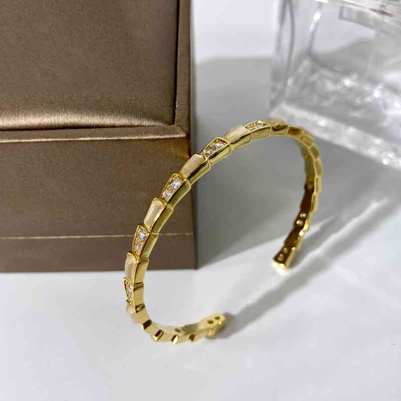 Charm Bracelets Baojia Classic Snake Internode Diamond White Fritillaria Simple Domineering Personality C-shaped Open Bracelet