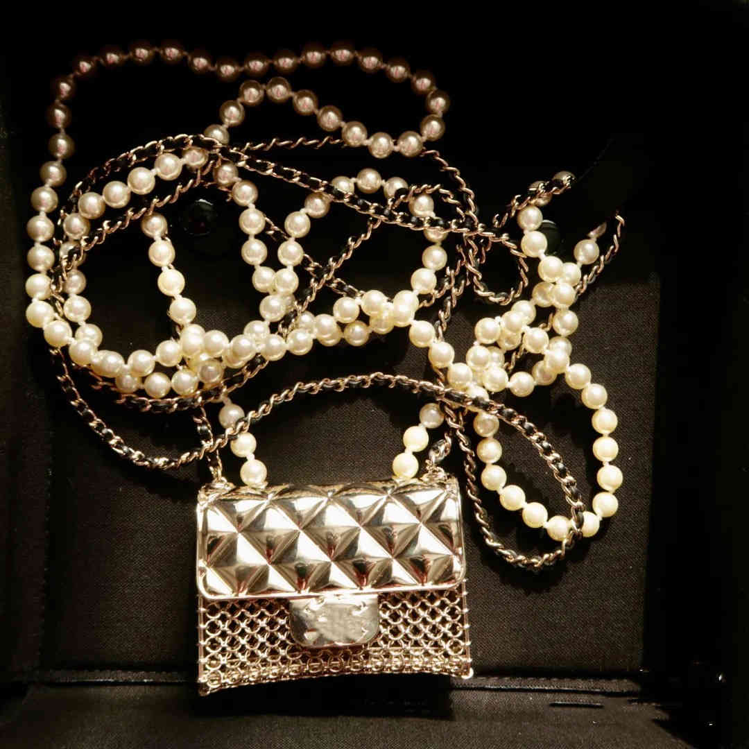 Vintage Chain Wedding Pearl Double Layer Mini Diagonal Metal Medium Heavy Industry Small Square Bag Necklace
Vintage Chain Wedding Pearl Double Layer Mini Diagonal Metal Medium Heavy Industry Small Square Bag Necklace
