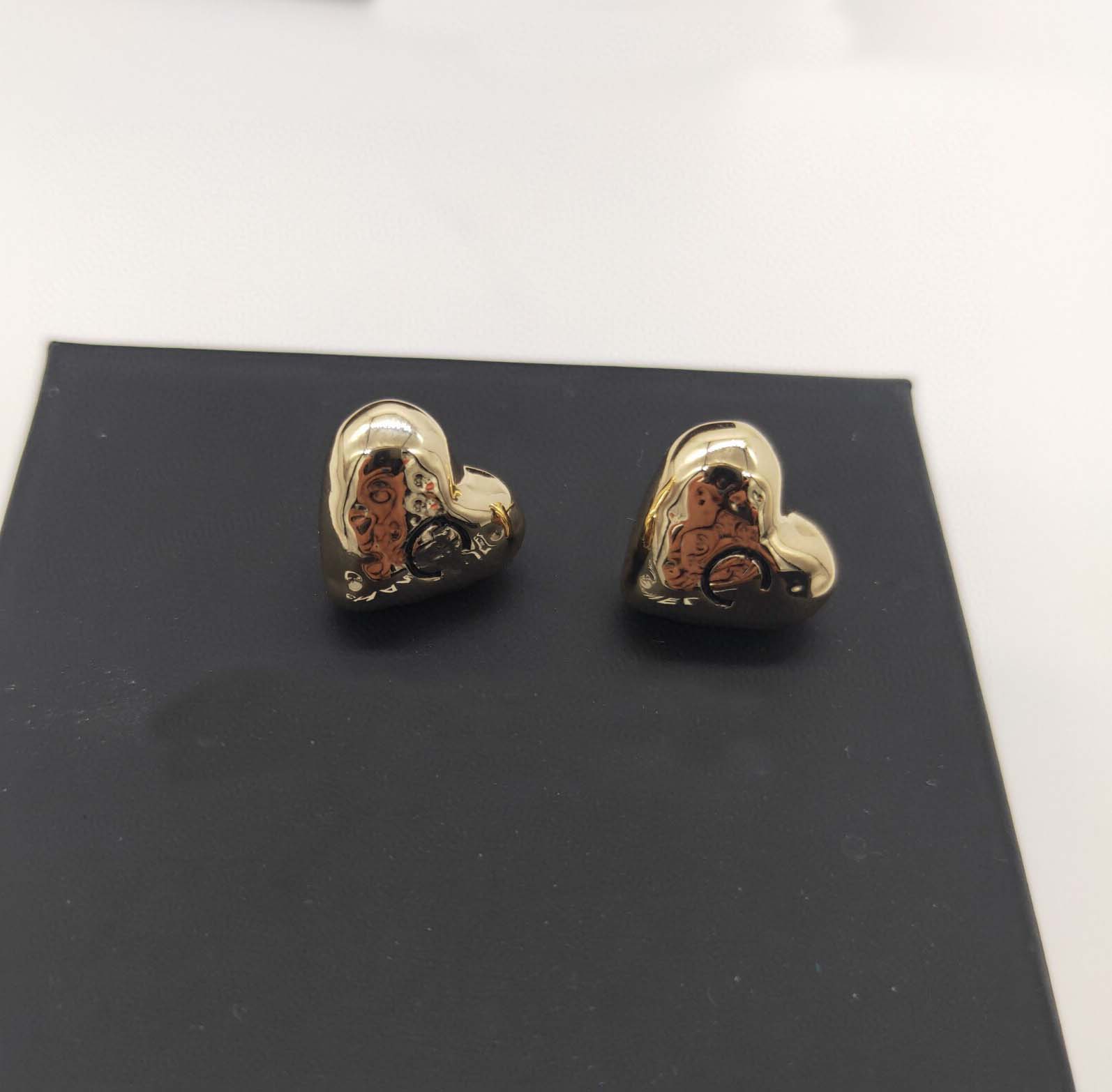 2022 top quality charm small size heart shape mini stud earring with black color desig for women wedding jewelr gift have box in 18k gold plated PS7133
2022 top quality charm small size heart shape mini stud earring with black color desig for women wedding jewelr gift have box in 18k gold plated PS7133
