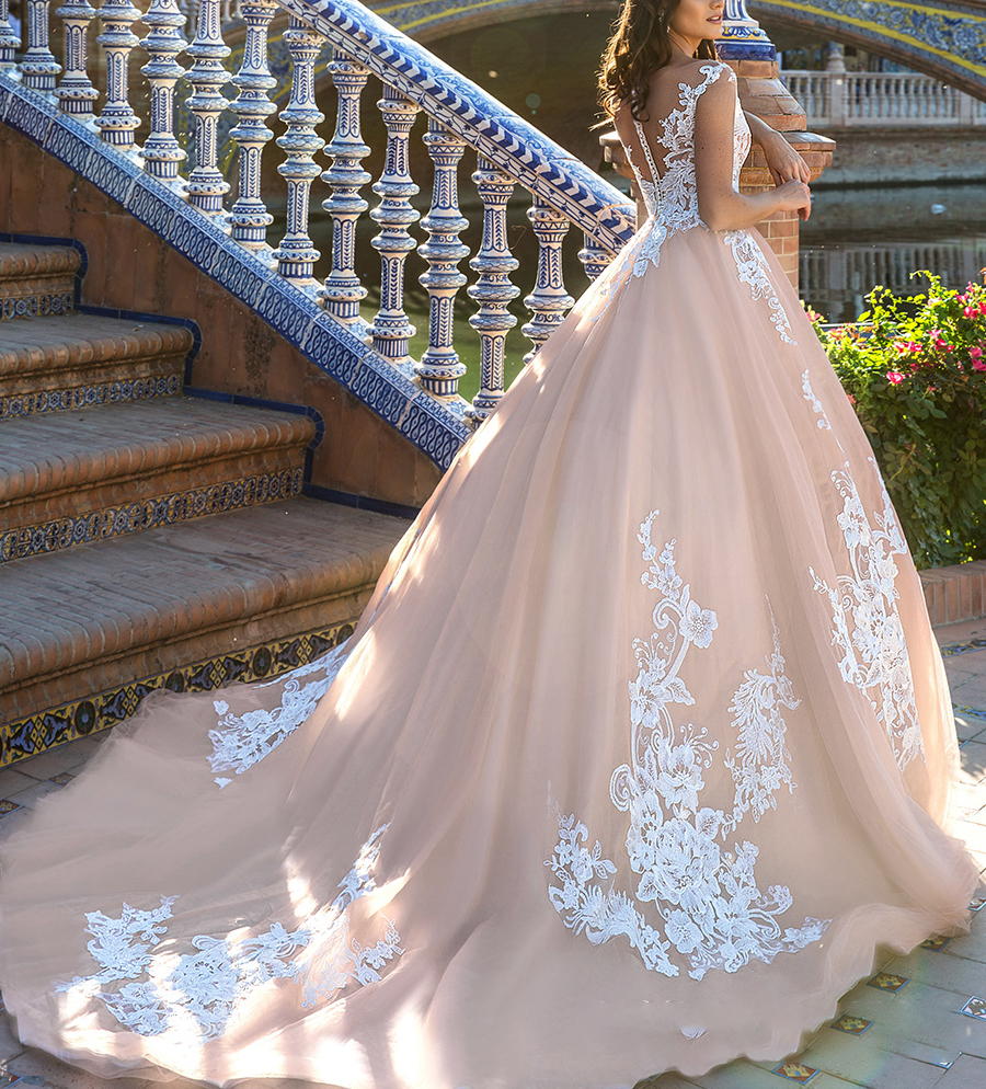 Luxury Beautiful Wedding Dresses Lace Sleeveless Appliques Gown A Line Bridal Train Custom Made V-Neck Sequins Gown
