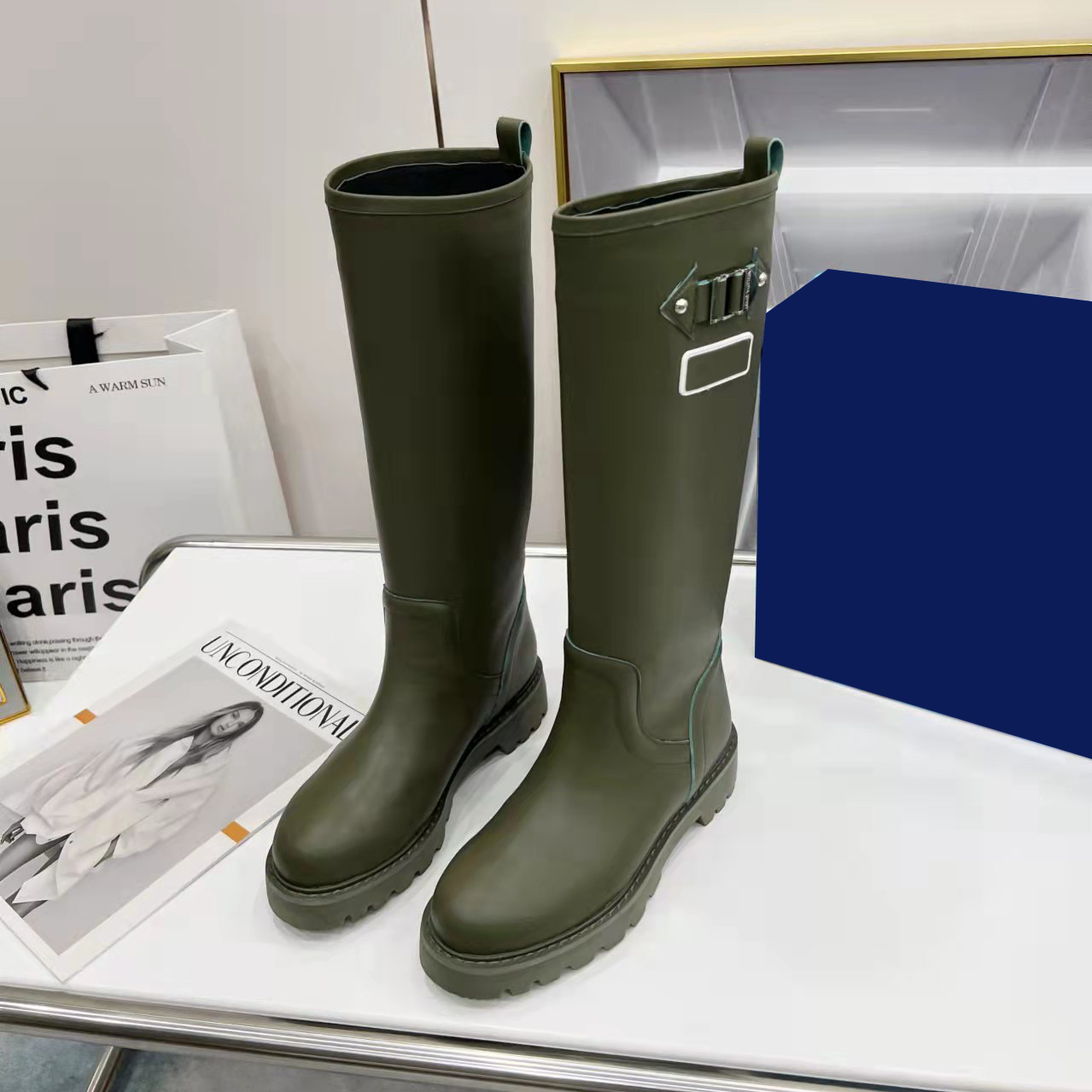 2022 Women TERRITORY flat half boots fashion buckle studs engraved letter print Rainboot top designer ladies winter booties shoes size 35-41
2022 Women TERRITORY flat half boots fashion buckle studs engraved letter print Rainboot top designer ladies winter booties shoes size 35-41