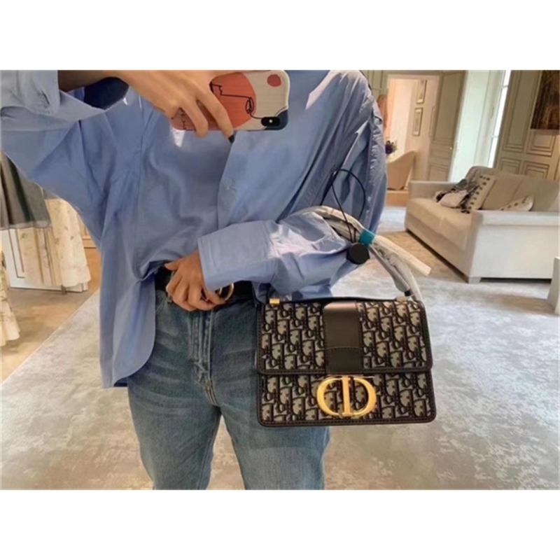 Women Luxury Designer Handbags Christian Dijia Montaigne Women's Bag Classic Cd Buckle Single Shoulder Messenger Back
Women Luxury Designer Handbags Christian Dijia Montaigne Women's Bag Classic Cd Buckle Single Shoulder Messenger Back