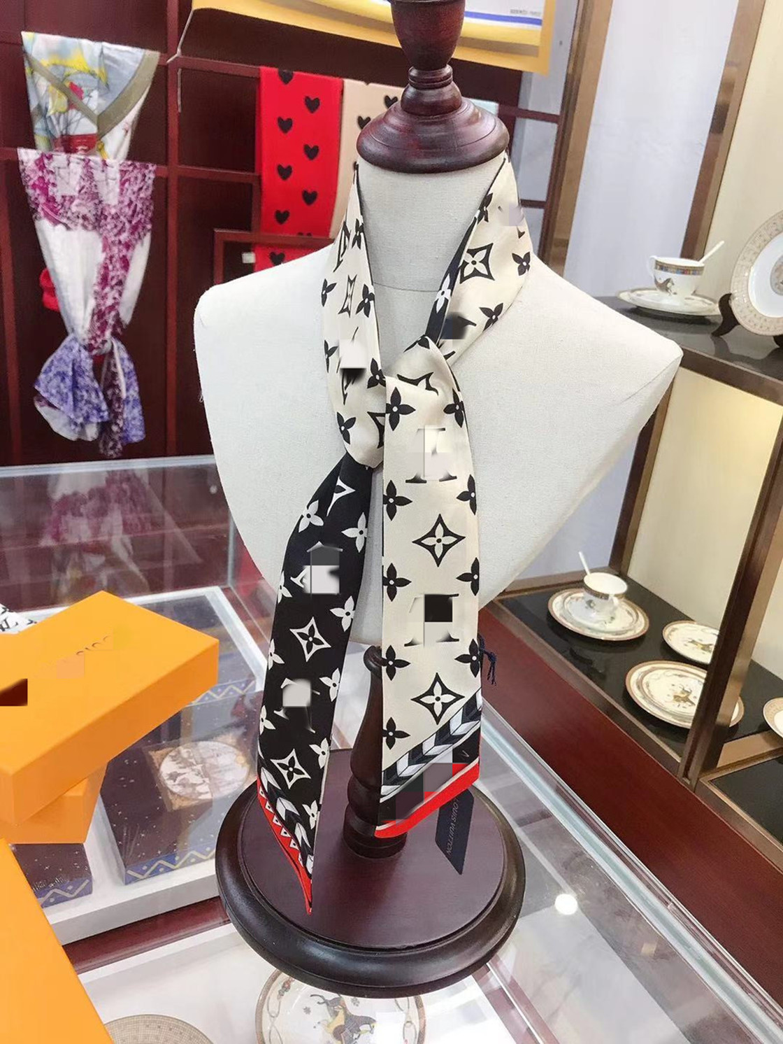 2021 Brand silk tie fashion classic women 100%silk head brand hair band designers scarf small ribbon printed silk scarf 120*8cm, Blue;gray
2021 Brand silk tie fashion classic women 100%silk head brand hair band designers scarf small ribbon printed silk scarf 120*8cm, Blue;gray