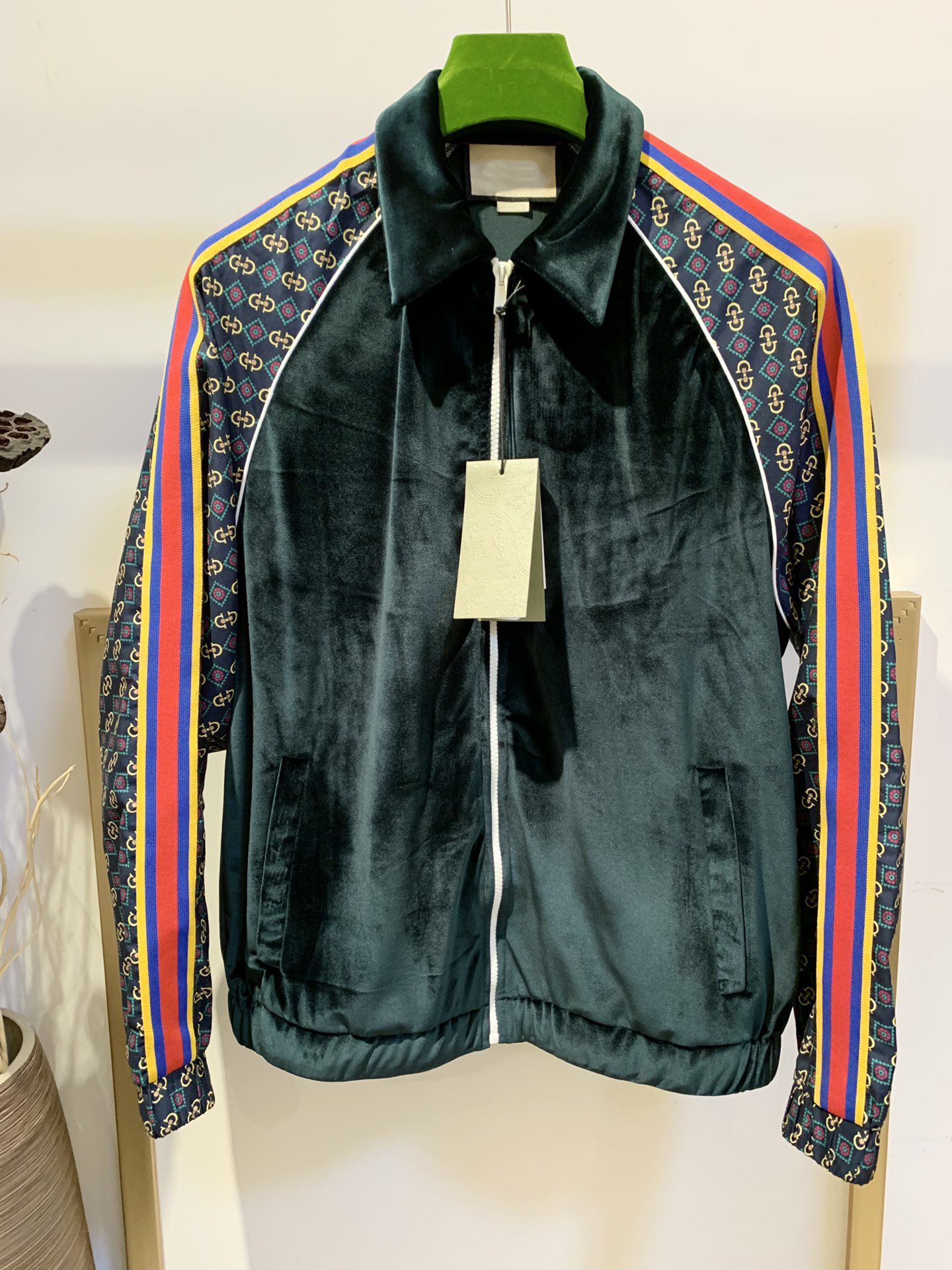 2021 fall/winter new couples style jacket ~ beautiful floral print ribbon stitching US size loose edition velvet material luxury mens designer jacket, Green
2021 fall/winter new couples style jacket ~ beautiful floral print ribbon stitching US size loose edition velvet material luxury mens designer jacket, Green