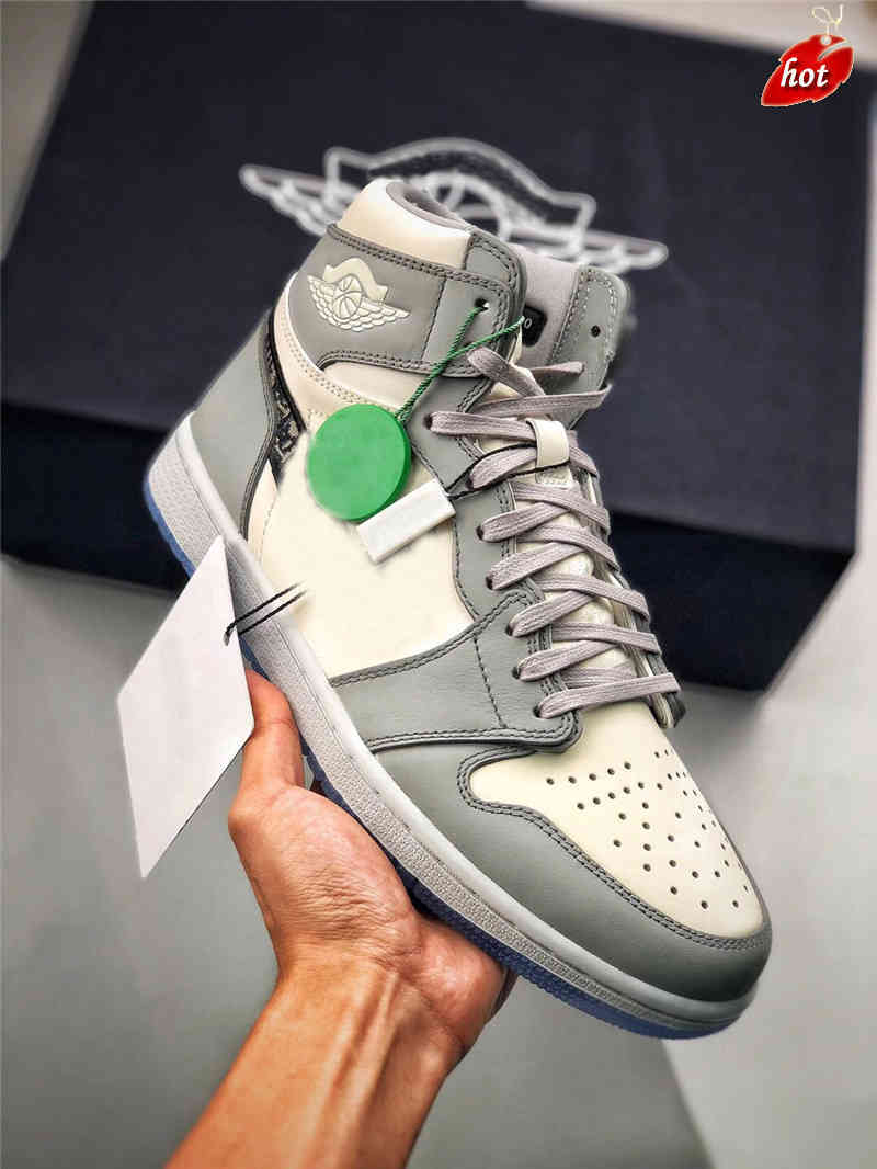 Release Authentic 1 High OG Low Outdoor Shoes Man Woman 1S Wolf Grey Sail Photon Dust White With Original Bag CN8607-002
Release Authentic 1 High OG Low Outdoor Shoes Man Woman 1S Wolf Grey Sail Photon Dust White With Original Bag CN8607-002