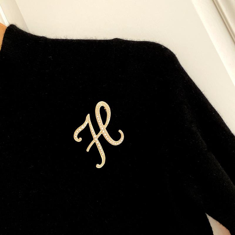 Pins, Brooches Fashion Pearl Letter A H Pins For Women Feamale Knit Shirt Jewelry Lady's Accessories Wholesale Gold Color Party Gift, Gray
Pins, Brooches Fashion Pearl Letter A H Pins For Women Feamale Knit Shirt Jewelry Lady's Accessories Wholesale Gold Color Party Gift, Gray