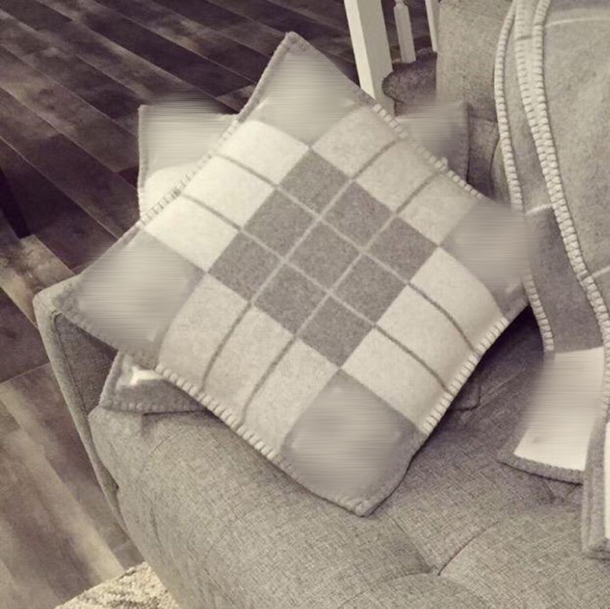 Luxury pillow case designer Signage Cushion cover top quality real cashmere wool material check stripe pattern 5 colors available 45*45cm fo
Luxury pillow case designer Signage Cushion cover top quality real cashmere wool material check stripe pattern 5 colors available 45*45cm fo