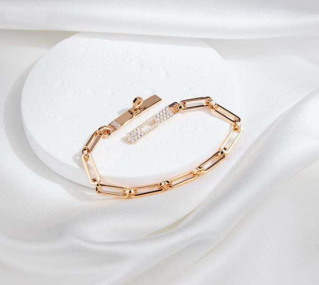 Luxury fashion ladies chain diamond bracelets high quality rotating buckle love bracelet gift exquisite packaging
Luxury fashion ladies chain diamond bracelets high quality rotating buckle love bracelet gift exquisite packaging