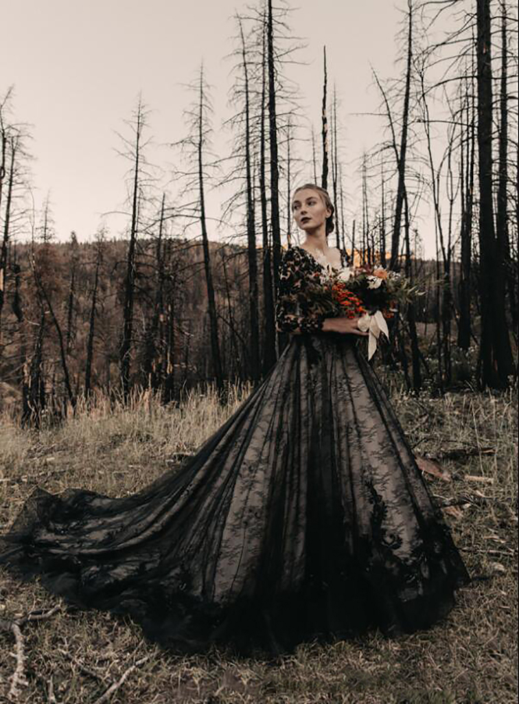 Black Gothic Full Dresses A Line Long Sleeves V Neck Court Train Vintage Bridal Gowns Plus Size Wedding Wear Intage