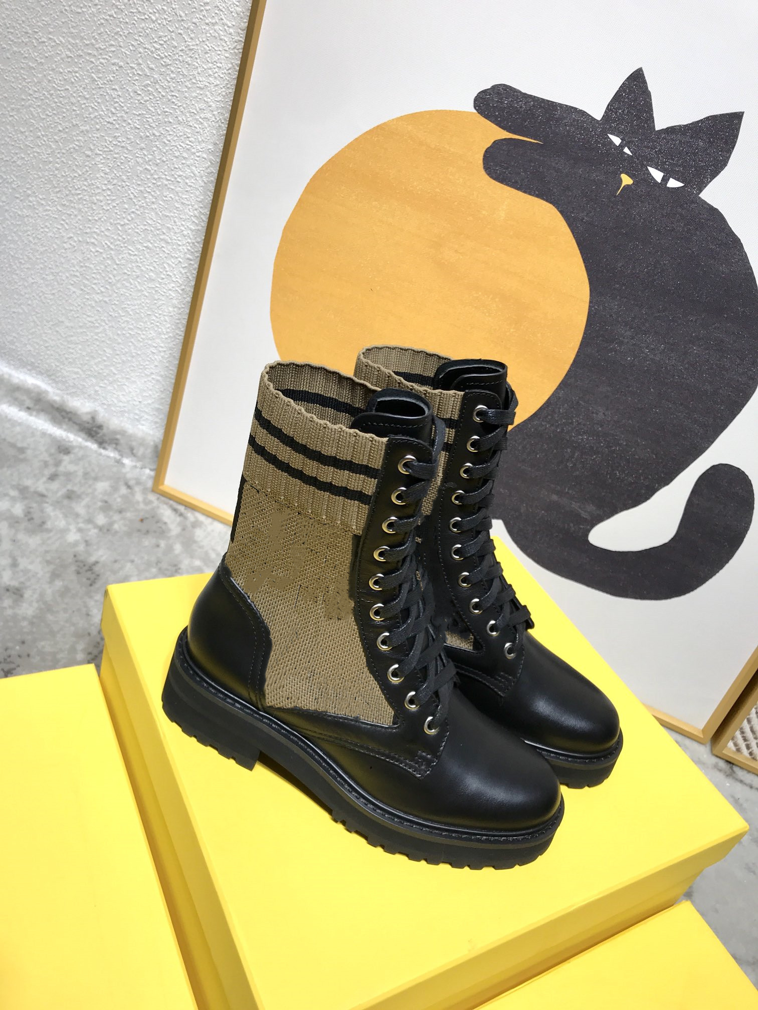 2021 luxury women Embroidered print boots Lacing up Martens boot High version top layer cowhide Brand unique decorative Stretch Faux Suede come with box size 35-41, Wear stick
2021 luxury women Embroidered print boots Lacing up Martens boot High version top layer cowhide Brand unique decorative Stretch Faux Suede come with box size 35-41, Wear stick