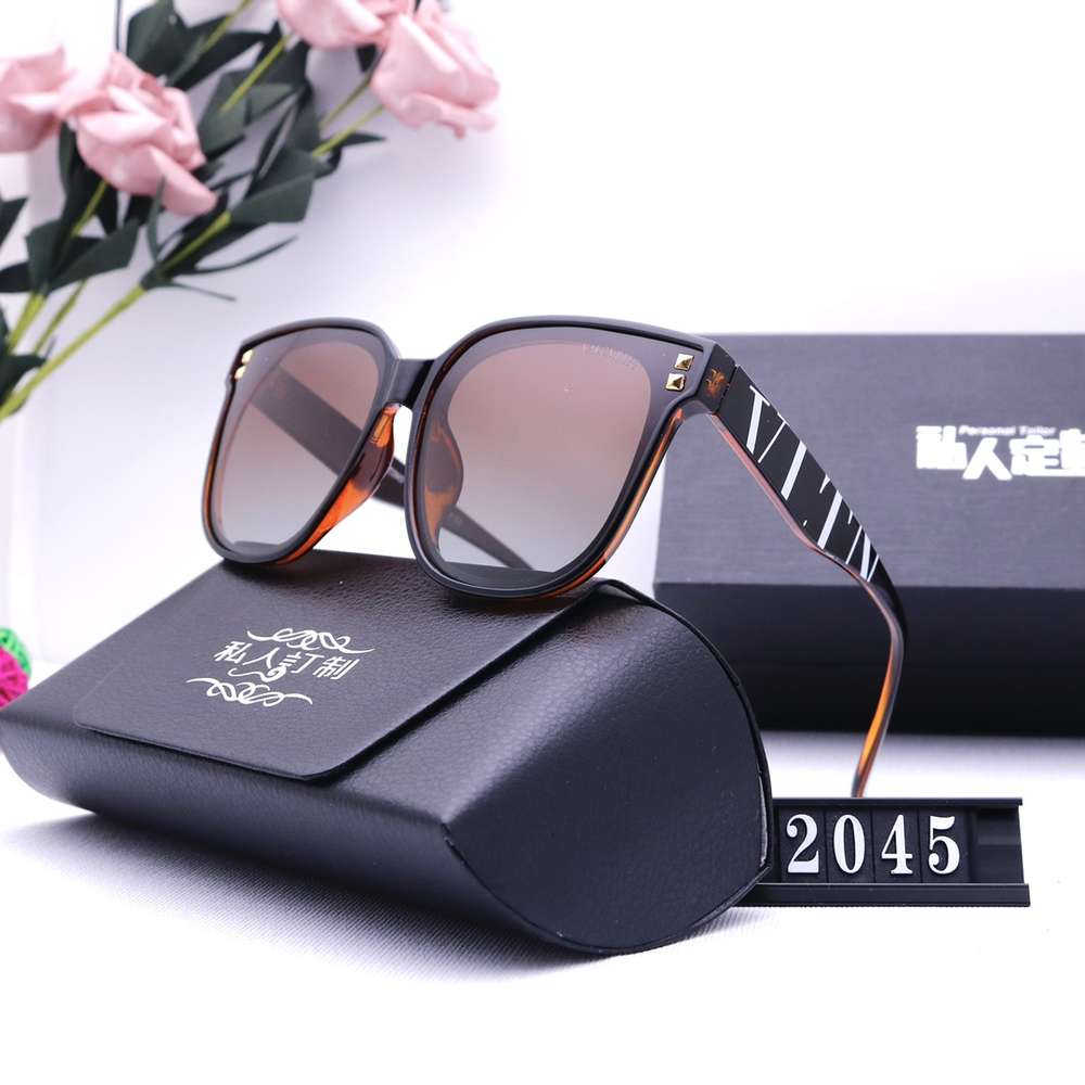 Valentino-friend Luxury brand sunglasses man women sun glasses mens vintage world designer 2021 Fashion womens eyeglass
Valentino-friend Luxury brand sunglasses man women sun glasses mens vintage world designer 2021 Fashion womens eyeglass