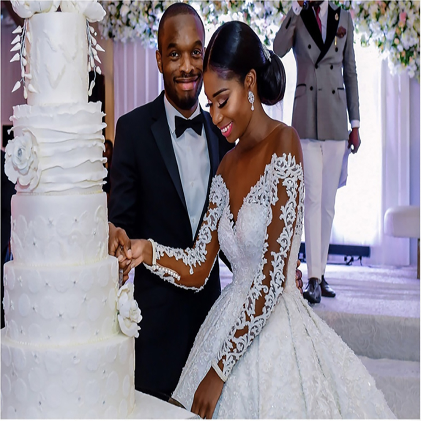 2021 New Luxury Long Sleeve Ball Gown Wedding Dress Illusion Top Pearl Beaded Lace Bridal Gowns Vestido De Noiva