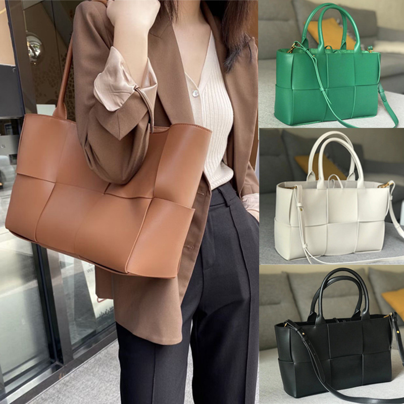 Women Luxurys Designers Bags 2021 spring and summer large hand woven Leather simple versatile cap Designer Handbag Handbags Totes Crossbody Bag
Women Luxurys Designers Bags 2021 spring and summer large hand woven Leather simple versatile cap Designer Handbag Handbags Totes Crossbody Bag