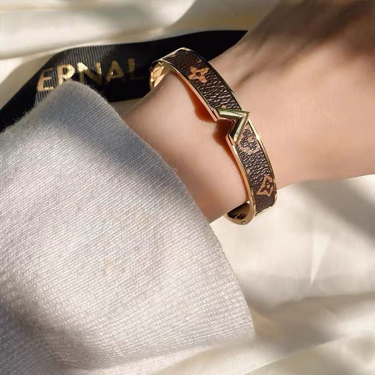 2021 New Trendy High Sense Light Luxury Temperament V Word Opening Bracelet Niche Ins Cool Style Female Accessories, Golden;silver
2021 New Trendy High Sense Light Luxury Temperament V Word Opening Bracelet Niche Ins Cool Style Female Accessories, Golden;silver