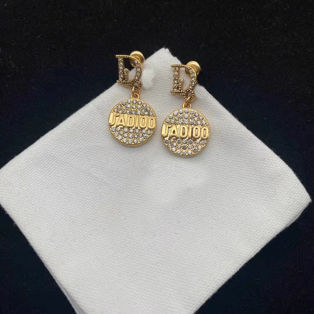 New Round Pendant Letters Diamond Charm Earrings Ladies Fashion Personality Exquisite Designer Earrings Brass Material 925 Silver Needle, Golden
New Round Pendant Letters Diamond Charm Earrings Ladies Fashion Personality Exquisite Designer Earrings Brass Material 925 Silver Needle, Golden