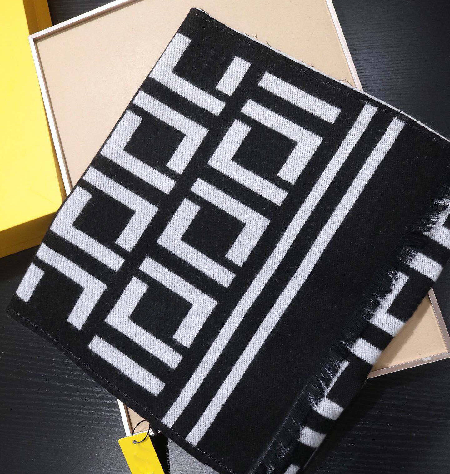 Luxurys fashion designers scarf men women general couple wool jacquard knitting classic casual front and back scarfs simple 2 colors high quality 180 * 32 good
Luxurys fashion designers scarf men women general couple wool jacquard knitting classic casual front and back scarfs simple 2 colors high quality 180 * 32 good