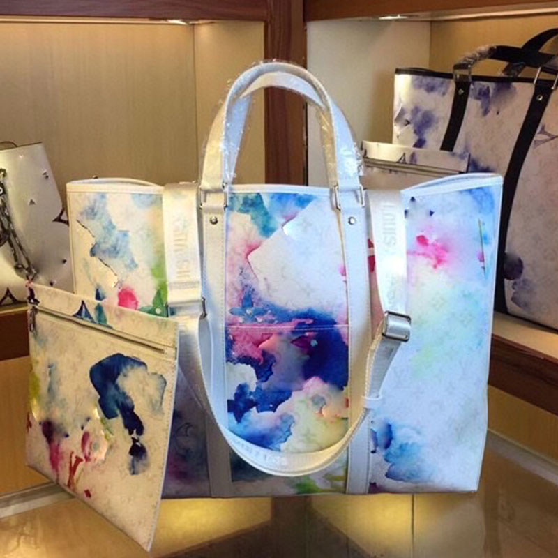 Fashionable travel bag, detachable shoulder strap, brand logo handbag, classic, traditional twist-dyeing process, Crossbody Bag fast delivery M45754, White
Fashionable travel bag, detachable shoulder strap, brand logo handbag, classic, traditional twist-dyeing process, Crossbody Bag fast delivery M45754, White