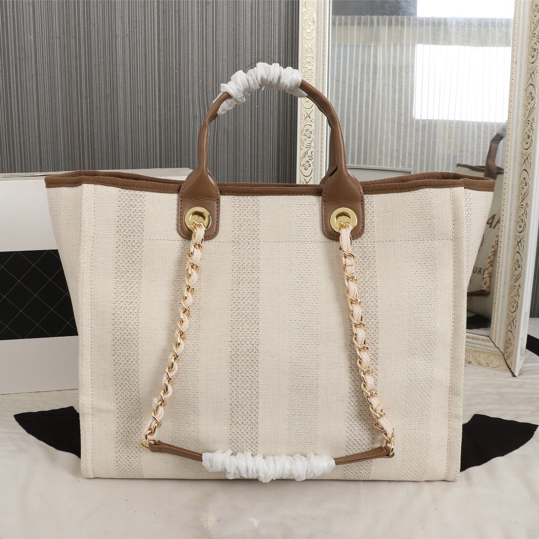 Luxury Design Striped Canvas Beach Bag Leather Handle Chain Bags High-end Elegant Party Package Mommy Tote Multiple Colors Large Capacity Tr
Luxury Design Striped Canvas Beach Bag Leather Handle Chain Bags High-end Elegant Party Package Mommy Tote Multiple Colors Large Capacity Tr
