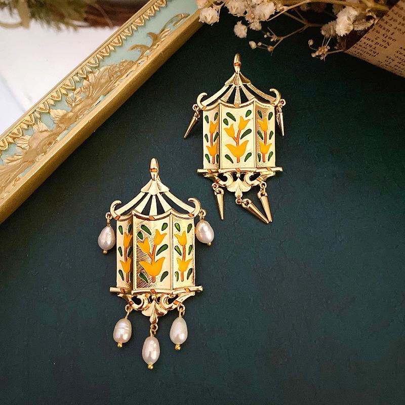Pins, Brooches HOSENG Playground Series Magic Lamp Pearl Enamel Retro Vintage Brooch Man Suit Elegant Jewelry Accessories HS_8366
Pins, Brooches HOSENG Playground Series Magic Lamp Pearl Enamel Retro Vintage Brooch Man Suit Elegant Jewelry Accessories HS_8366