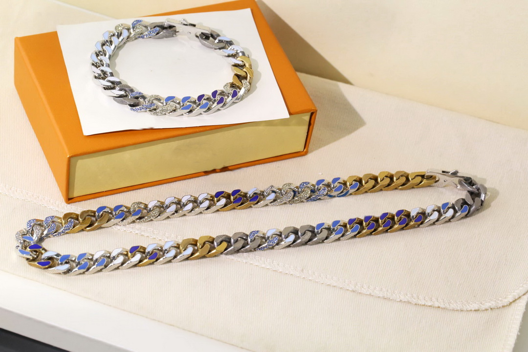 New Style Men Aged Silver/gold-colour Hardware Engraved V Initials Enamelled Crystal Chain Links Patches Necklace Bracelet Sets MP2773, No original box
New Style Men Aged Silver/gold-colour Hardware Engraved V Initials Enamelled Crystal Chain Links Patches Necklace Bracelet Sets MP2773, No original box