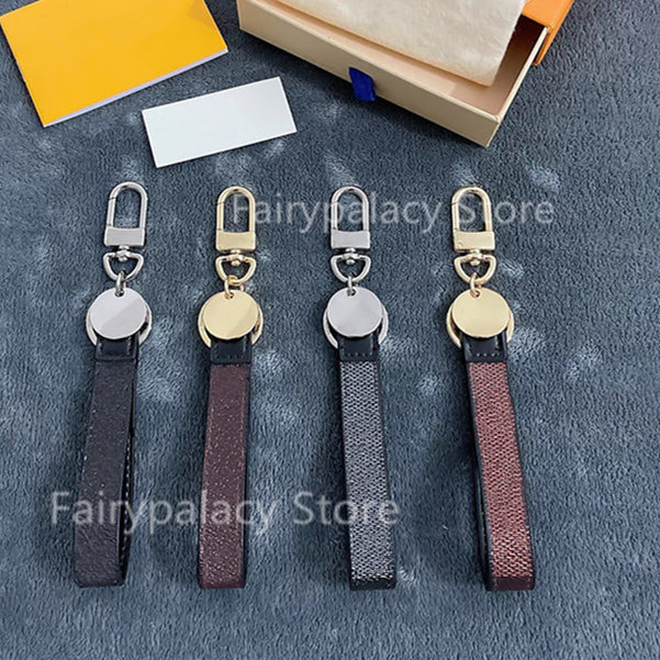 Luxury Keychain High Qualtiy Classic letter Key chain Buckle lovers Car Keychain Handmade Leather Designers Keychains Men Women Bag Pendant Accessories gift
Luxury Keychain High Qualtiy Classic letter Key chain Buckle lovers Car Keychain Handmade Leather Designers Keychains Men Women Bag Pendant Accessories gift