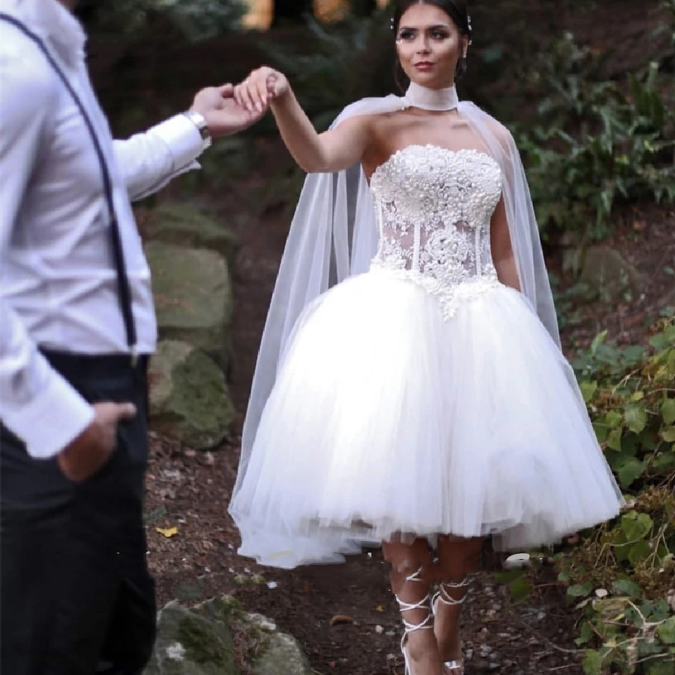 Fantastic Princess Short Country Wedding Dress With Long Tulle Wrap 2021 Vestido Curto Strapless Corset Pearls Beaded Bridal Gowns Knee Length Bride D