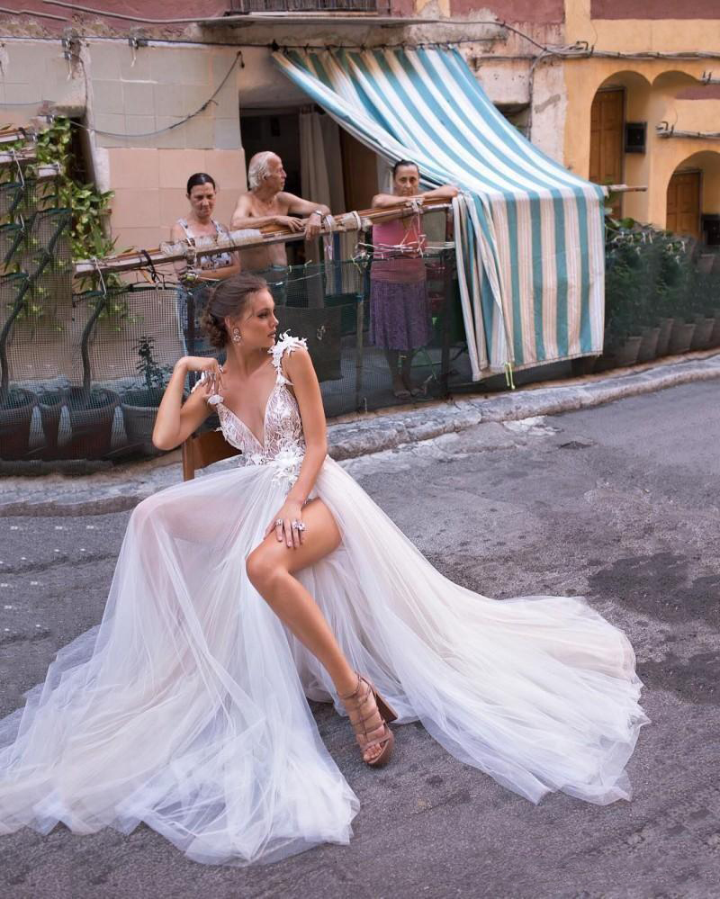 Backless Sexy Bohemian Boho Berta Dresses Lace D Appliqued A E Deep V Neck Beach Bridal Gown Tulle Split Side Wedding Dress