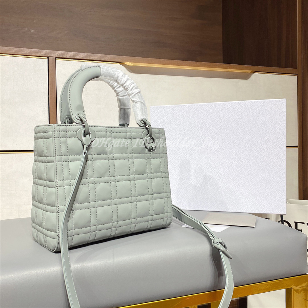 Fashion Women 2021 Luxury Bags Handbags Diana Frosted Designers Ling Plaid Practical Metal Hanging Decoration Elegant Artwork Classic Shoulder Bag, Style z
Fashion Women 2021 Luxury Bags Handbags Diana Frosted Designers Ling Plaid Practical Metal Hanging Decoration Elegant Artwork Classic Shoulder Bag, Style z