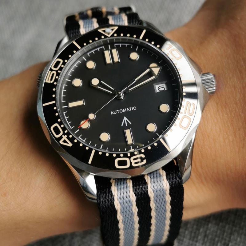 Wristwatches Arrival Mechanical Men Watch Sapphire Glass Date NH35 21 Jewel MIYOTA 8215 Nylon Band Rotating Bezel, See through back
Wristwatches Arrival Mechanical Men Watch Sapphire Glass Date NH35 21 Jewel MIYOTA 8215 Nylon Band Rotating Bezel, See through back