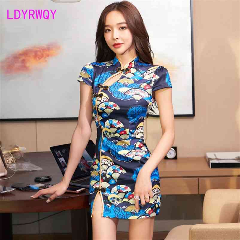 Cheongsam Chinese style autumn winter small improved dress sexy Office Lady Sheath Solid Knee-Length 210603, Blue printing
Cheongsam Chinese style autumn winter small improved dress sexy Office Lady Sheath Solid Knee-Length 210603, Blue printing