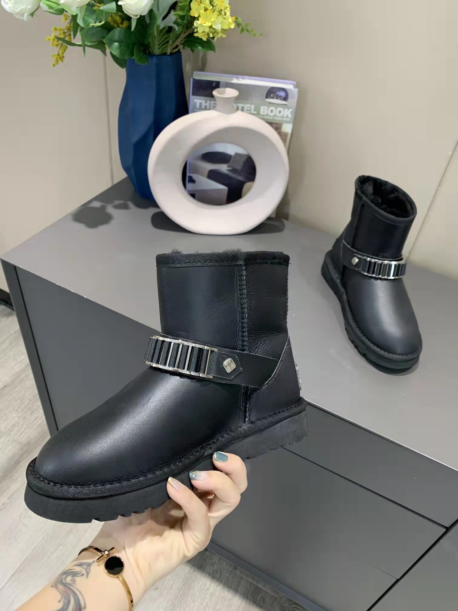 Foam Runner 2021 in winter snow boots pointed Genuine Leather boot decorated high-heeled stilettos silk satin fabric shallow mouth ankle shoes women, Black
Foam Runner 2021 in winter snow boots pointed Genuine Leather boot decorated high-heeled stilettos silk satin fabric shallow mouth ankle shoes women, Black