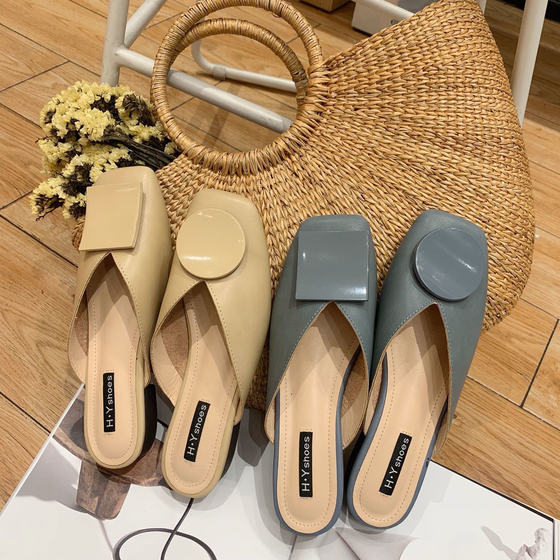 2020 Beast With Short Rubber At End Of The Super Fine Lining Square Baotou Woman Slipper Muller Shoe 1, Black
2020 Beast With Short Rubber At End Of The Super Fine Lining Square Baotou Woman Slipper Muller Shoe 1, Black