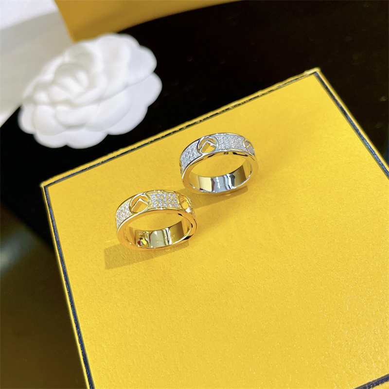 Gold Ring Luxury Designer Womens Diamond Rings Fashion Letter Band Rings Lady Women Party Wedding Lovers Gift Jewelry Accessories
Gold Ring Luxury Designer Womens Diamond Rings Fashion Letter Band Rings Lady Women Party Wedding Lovers Gift Jewelry Accessories