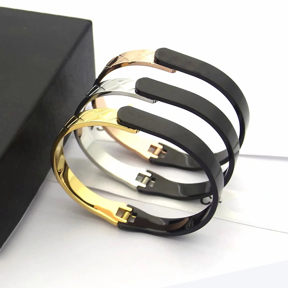 Luxury Designer France Brand Titanium Gold Plaid Two-color Bangles High Quality Women's Silver Bracelets Men's Golden Bracelet Fashion Bangle
Luxury Designer France Brand Titanium Gold Plaid Two-color Bangles High Quality Women's Silver Bracelets Men's Golden Bracelet Fashion Bangle