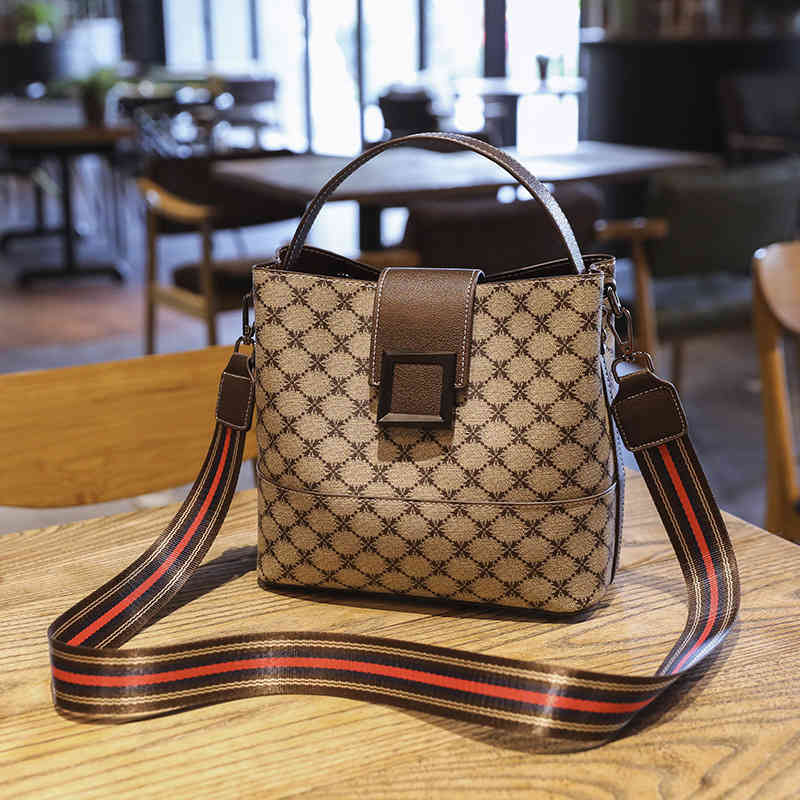 Purse Bag new Signature messenger bucket pattern one shoulder hand women's bag, Picture color
Purse Bag new Signature messenger bucket pattern one shoulder hand women's bag, Picture color