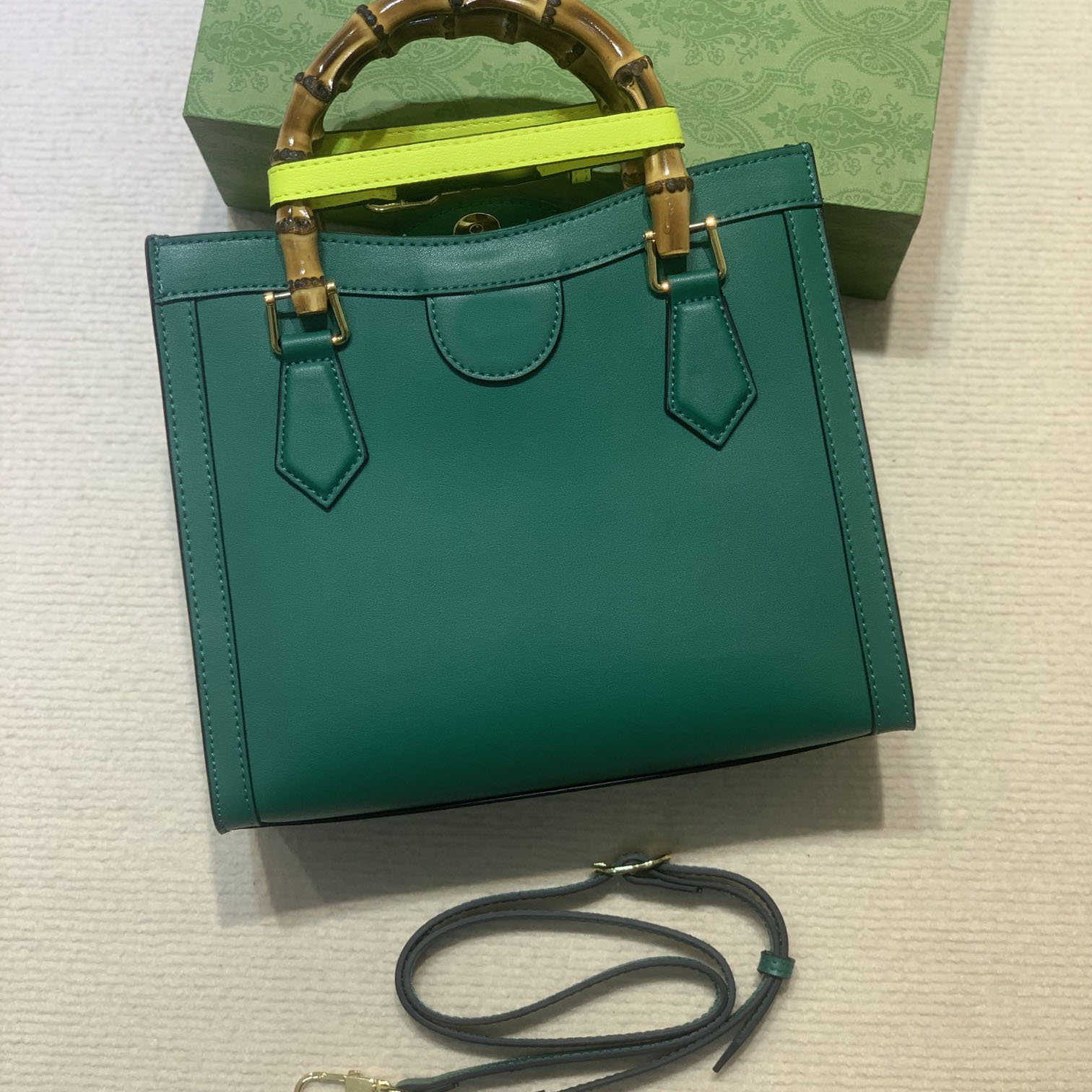 luxury designer exclusive fashion messenger bag high quality bamboo handle women elegant leather shoulder bags retro multicolor business handbag
luxury designer exclusive fashion messenger bag high quality bamboo handle women elegant leather shoulder bags retro multicolor business handbag