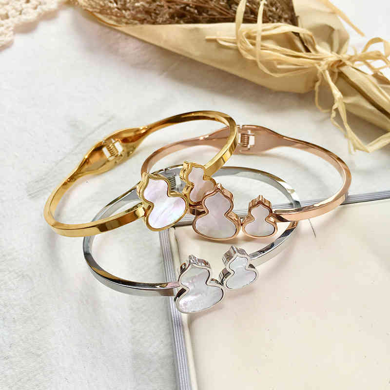 Charm Bracelets 56 Fashion Smooth Gourd Shell Titanium Steel Spring Bracelet