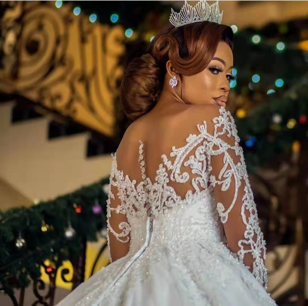 2022 Luxury Ball Gown Wedding Dresses With Long Sleeve Lace Appliqued Beads Illusion Scoop Neck Button Chapel African Bridal Wedding Dress Robes De Ma