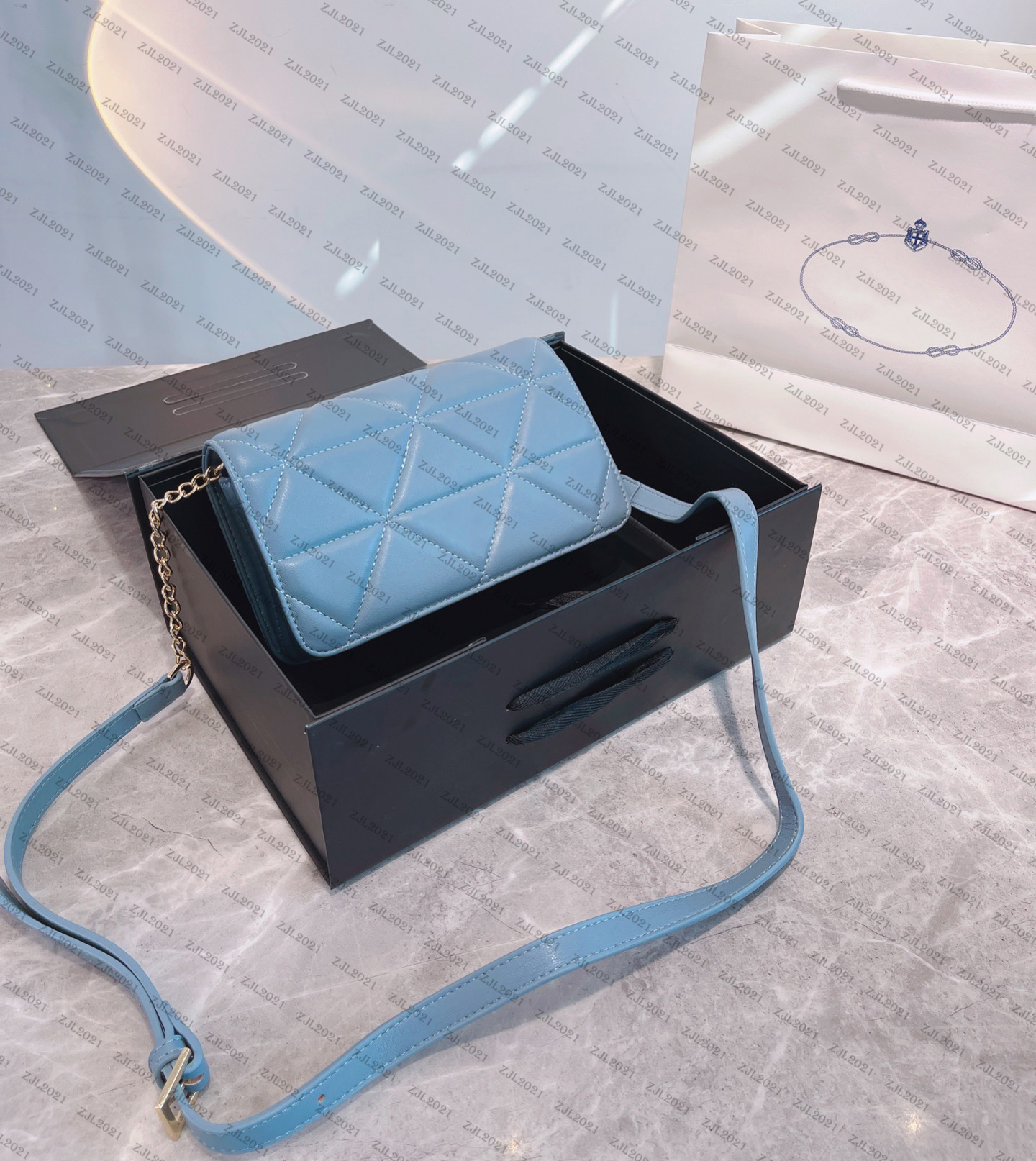 Women Luxurys Designers Bags 2021 small square rhombus seven colors to choose from size 21.5cm
Women Luxurys Designers Bags 2021 small square rhombus seven colors to choose from size 21.5cm