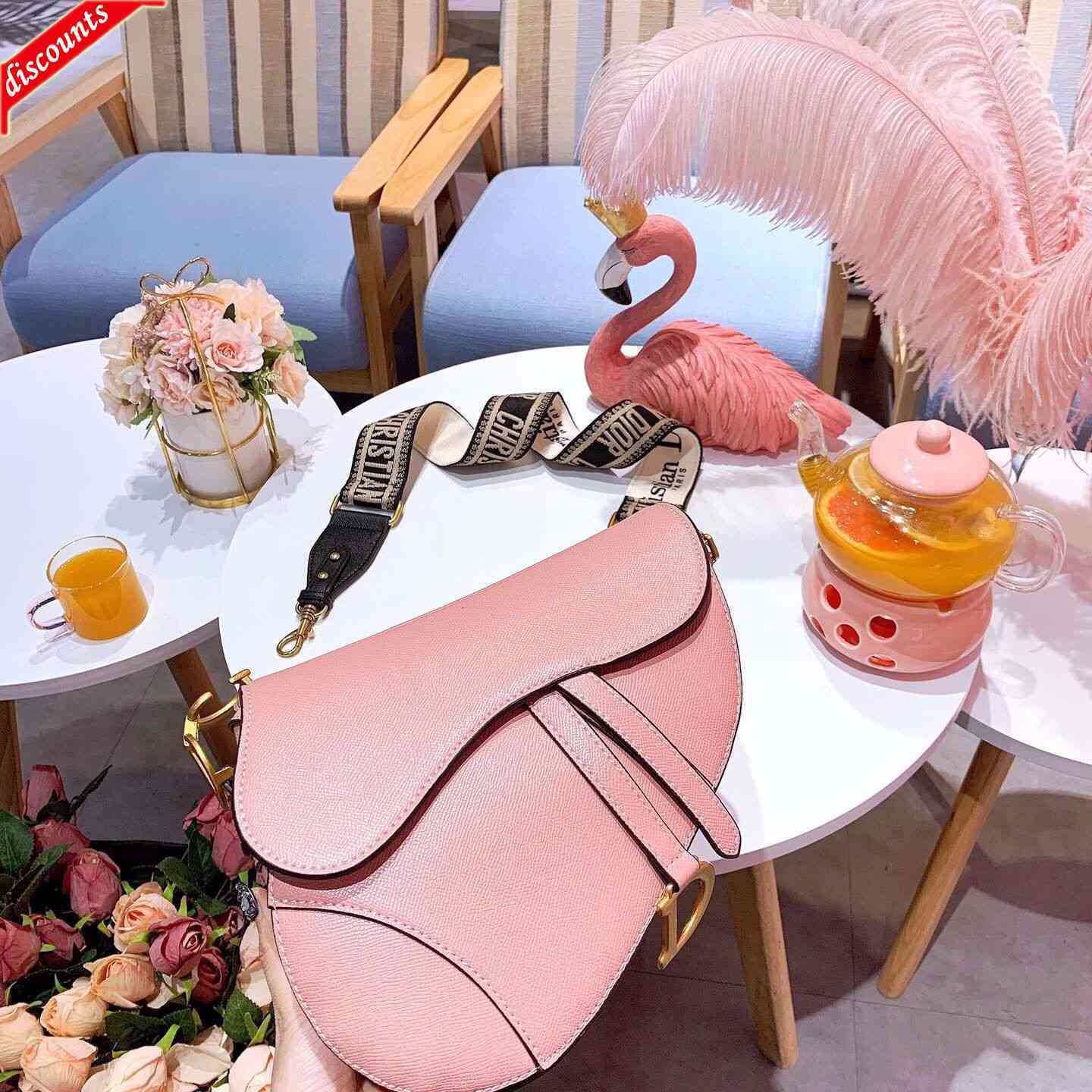 Slant cross Vintage printed cow leather women's wide shoulder belt D-shaped home style saddle bag series 2019 new semicircle
Slant cross Vintage printed cow leather women's wide shoulder belt D-shaped home style saddle bag series 2019 new semicircle