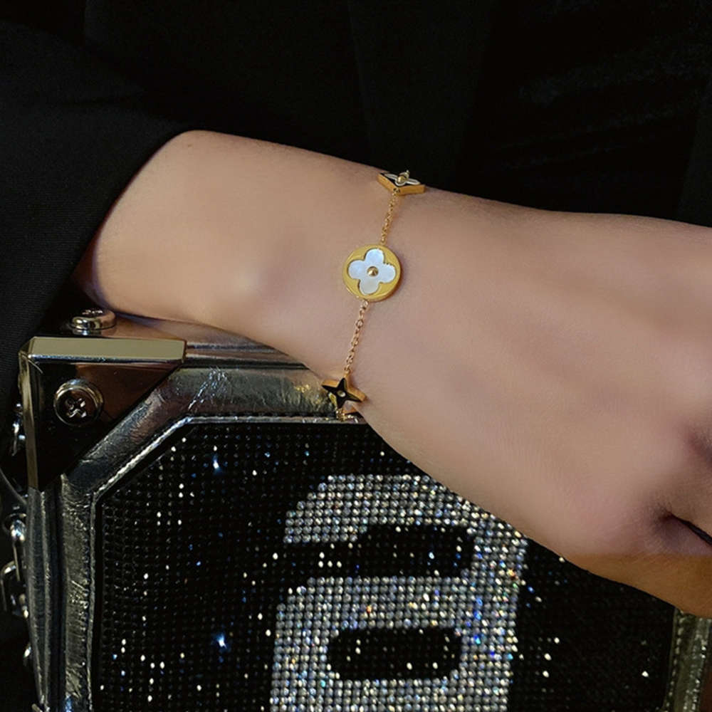 Lucky four leaf clover Bracelet women's Korean version fashion simple personality indifference niche design high level hand accessories, Lucky clover bracelet
Lucky four leaf clover Bracelet women's Korean version fashion simple personality indifference niche design high level hand accessories, Lucky clover bracelet