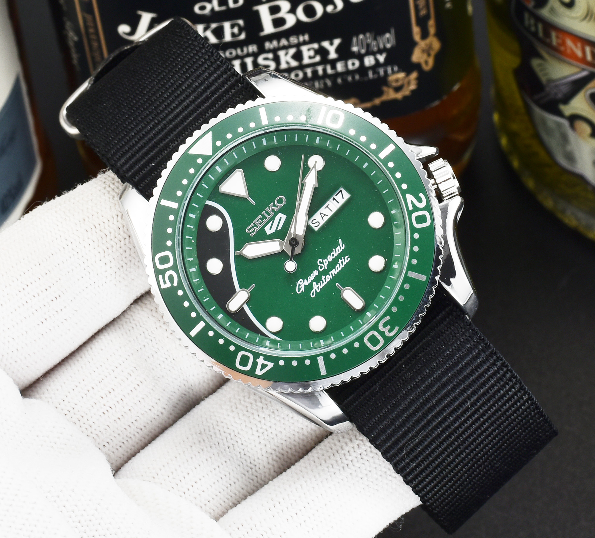 High Quality 2021 Fashion Sports Young Men SEI Brand luxury watches three-pin quartz watch Display Dual calendar function with minimalist style Fabric strap
High Quality 2021 Fashion Sports Young Men SEI Brand luxury watches three-pin quartz watch Display Dual calendar function with minimalist style Fabric strap