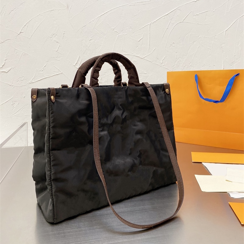 Designer Bags 2021 autumn winter original letter printing large Tote Bag fashion shopping handbag shoulder strap Crossbody 35 * 28cm, Black
Designer Bags 2021 autumn winter original letter printing large Tote Bag fashion shopping handbag shoulder strap Crossbody 35 * 28cm, Black