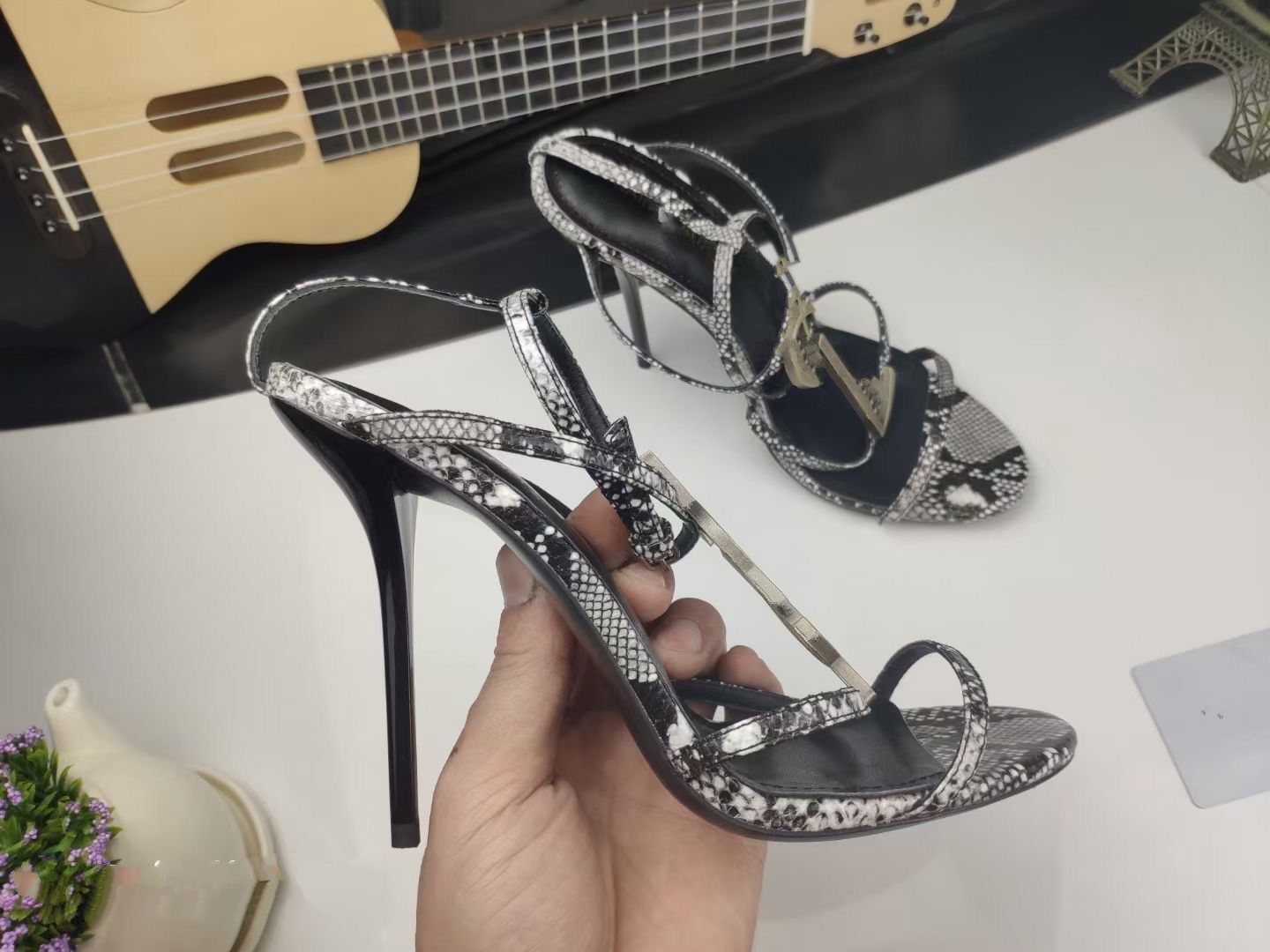 Custom made Top quality suede inside luxury designer metal strip Black Patent Leather Thrill Heel Pumps Women Tribute MJK006
Custom made Top quality suede inside luxury designer metal strip Black Patent Leather Thrill Heel Pumps Women Tribute MJK006