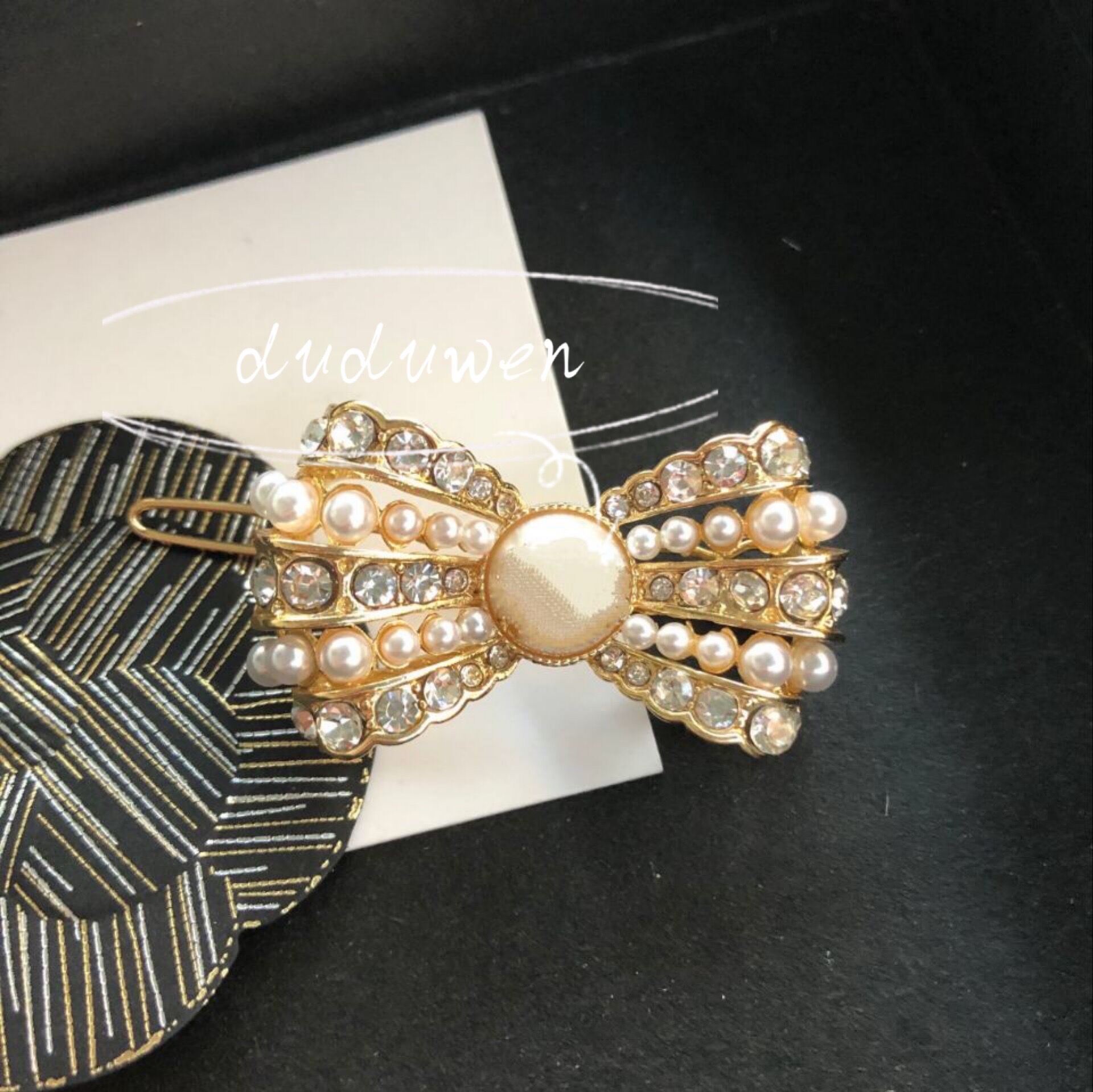 4X2cm stone mixed pearl bowknot Fashion metal hair clips Classic C marks rhinestone shinning hairpins collection accessories
4X2cm stone mixed pearl bowknot Fashion metal hair clips Classic C marks rhinestone shinning hairpins collection accessories