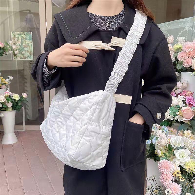 Evening Bags Women Fashion Lace Pleated Messenger Bag Wild Strap Underarm Large Capacity Casual Ladies Shoulder Elegant Female Tote
Evening Bags Women Fashion Lace Pleated Messenger Bag Wild Strap Underarm Large Capacity Casual Ladies Shoulder Elegant Female Tote