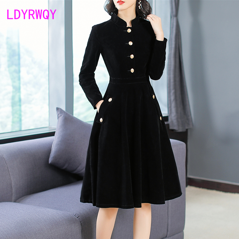 2021 new autumn and winter womens European and American Hepburn style black thin retro collar velvet dress
2021 new autumn and winter womens European and American Hepburn style black thin retro collar velvet dress