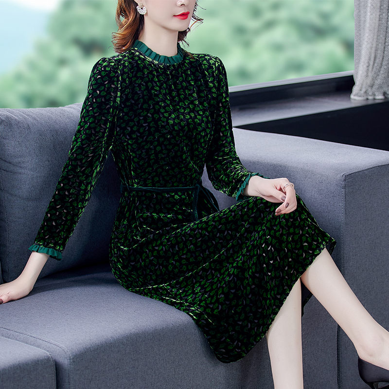 velvet dress 2021 new womens autumn and winter long sleeve ruffle high-end luxury retro fashion ladies robe spring clothes y734, Black;gray
velvet dress 2021 new womens autumn and winter long sleeve ruffle high-end luxury retro fashion ladies robe spring clothes y734, Black;gray